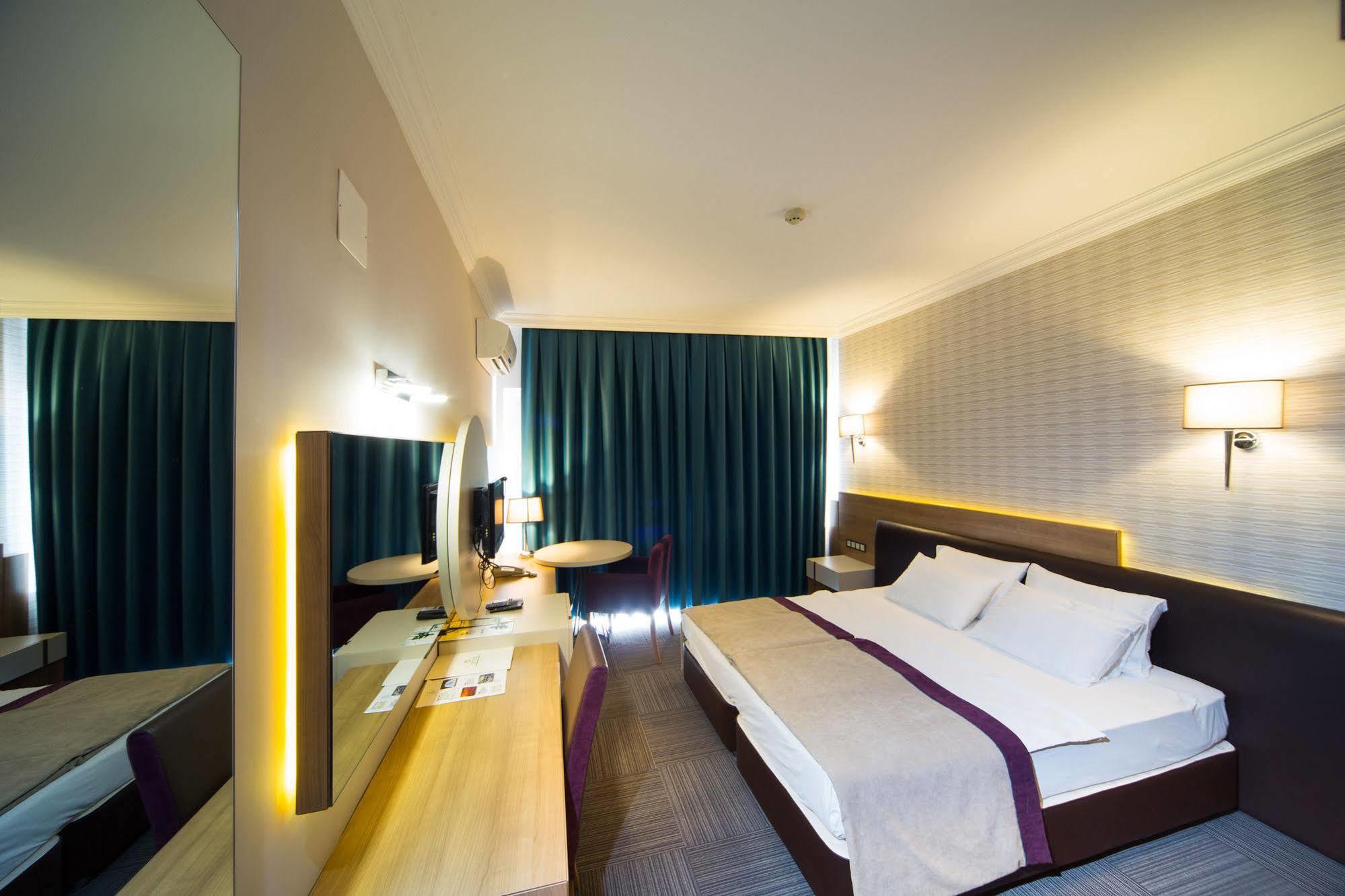 Spilos Hotel Manisa Exteriör bild