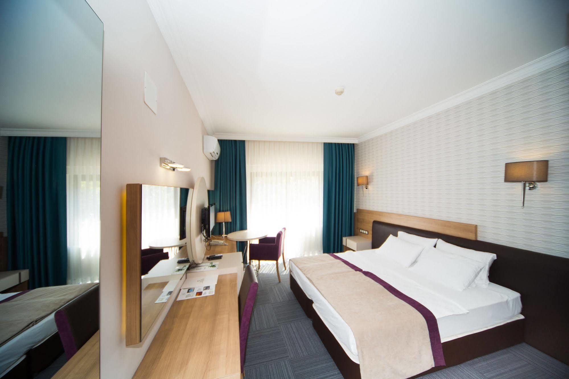 Spilos Hotel Manisa Exteriör bild